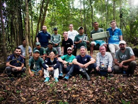 Parte da equipe do Providence. Ao centro, de pé e camisa branca, prof. Reginaldo Carvalho. À esq. agachado e de blusa azul, o mestrando Fagner Cunha, ambos do Icomp.